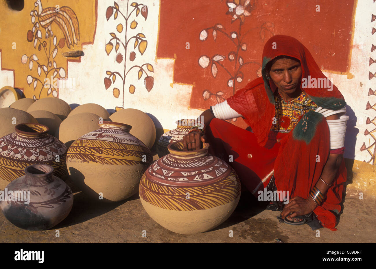 Frau Töpfer in Khuri Dorf, Thar-Wüste, Rajasthan, Indien, Asien Stockfoto