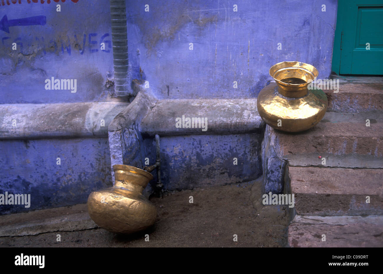 Wasser-Gläser in einem Haus im Stadtteil Brahmpuri, blaue Stadt Jodhpur, Rajasthan, Indien, Asien Stockfoto