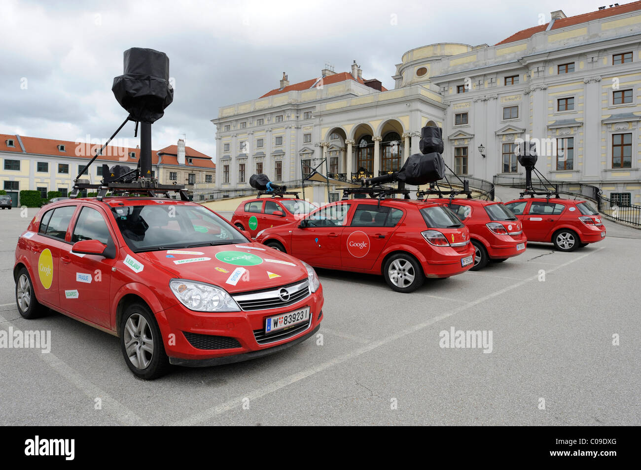 Google Street View Fahrzeuge mit speziellen Kameras im Standby-Modus auf einem Parkplatz in Wien, Österreich, Europa Stockfoto