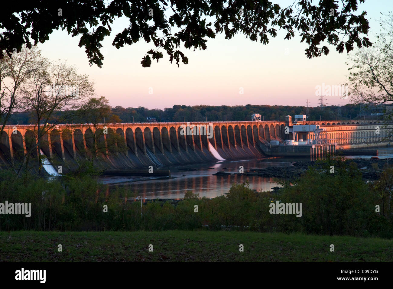 Der Wilson Damm über den Tennessee River zwischen Lauderdale County und Colbert County im Bundesstaat Alabama, USA. Stockfoto