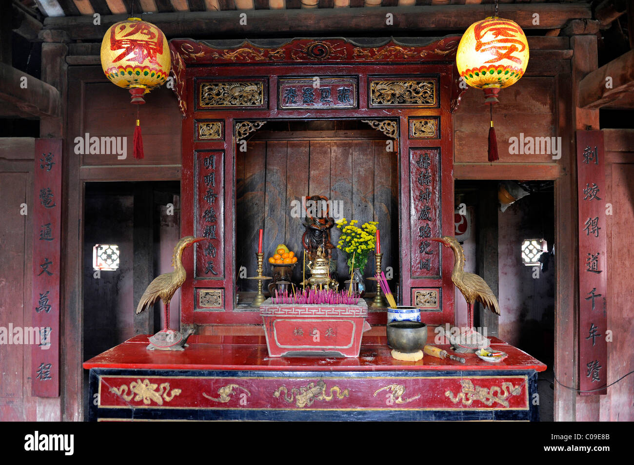 Altar im Inneren der japanischen Brücke Chua Cau, Hoi an, Quang Nam, Zentral-Vietnam, Vietnam, Südostasien Stockfoto