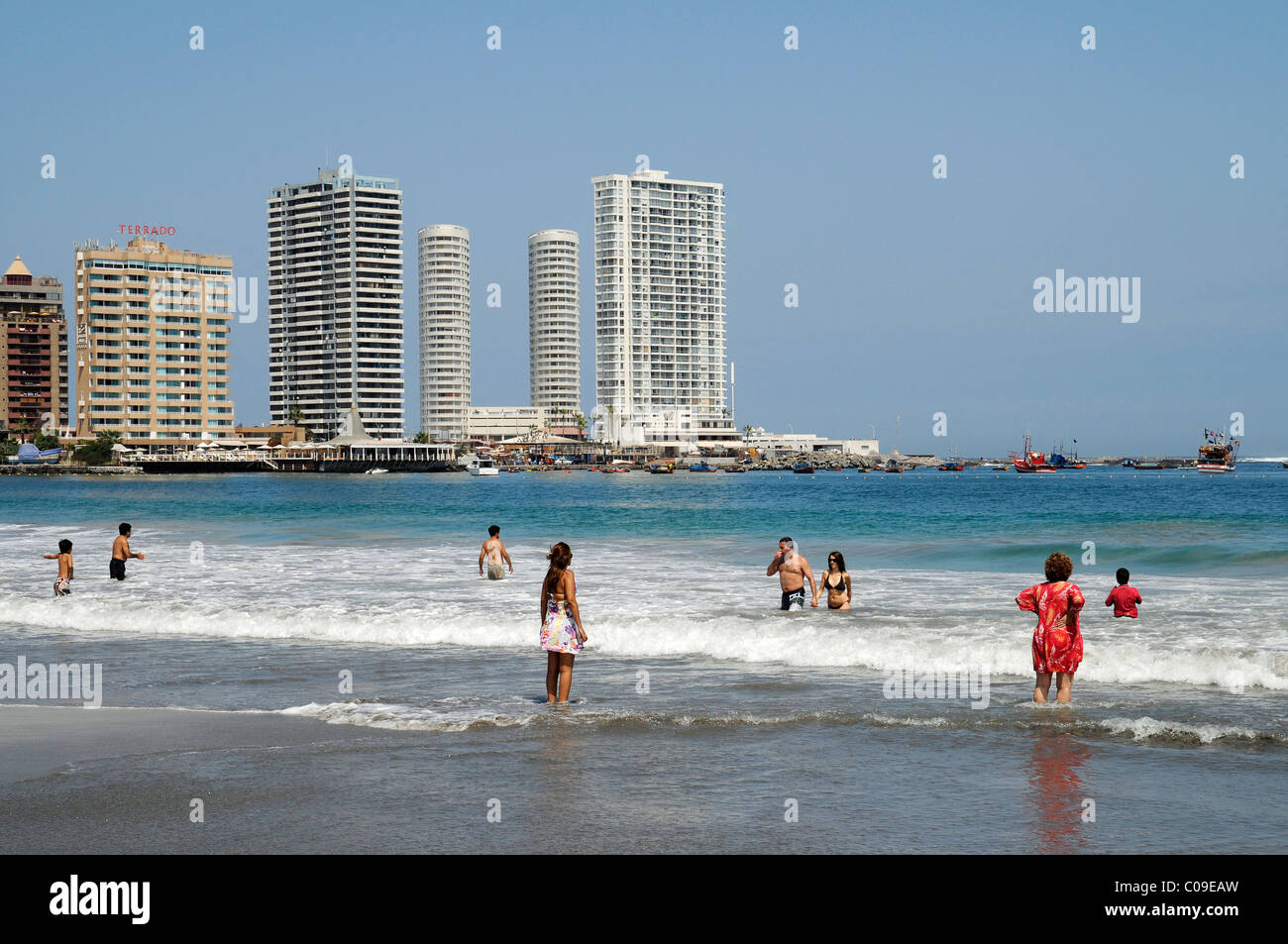 Strand Playa Cavancha, Küste, Wellen, mehrstöckige Gebäude, Iquique, Norte Grande, Nord-Chile, Chile, Südamerika Stockfoto