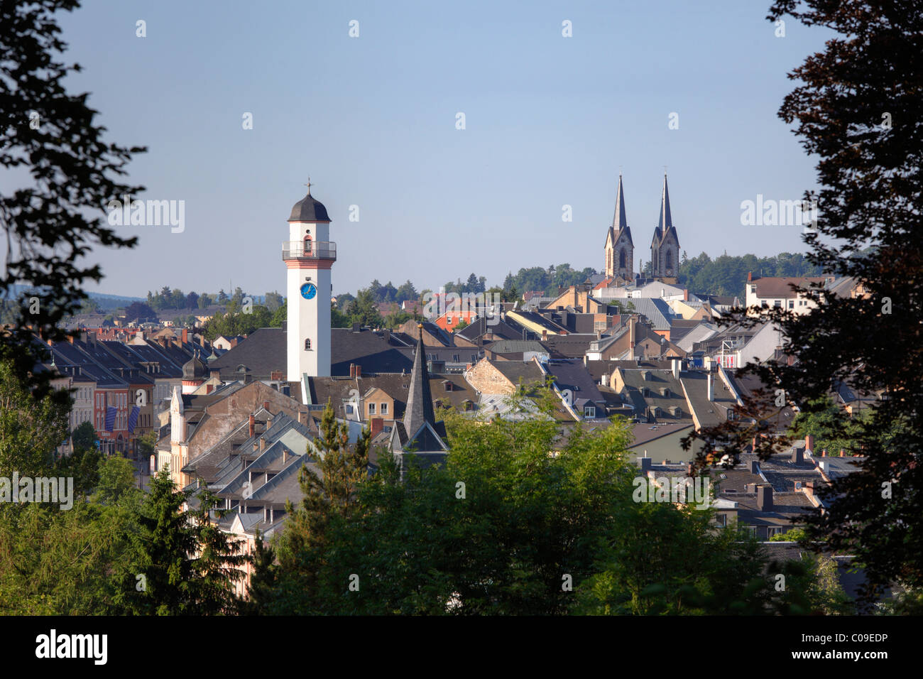 Blick auf den Theresienstein Park mit Rathaus und Lorenzkirche Kirche, Hof, Oberfranken, Franken, Bayern Stockfoto