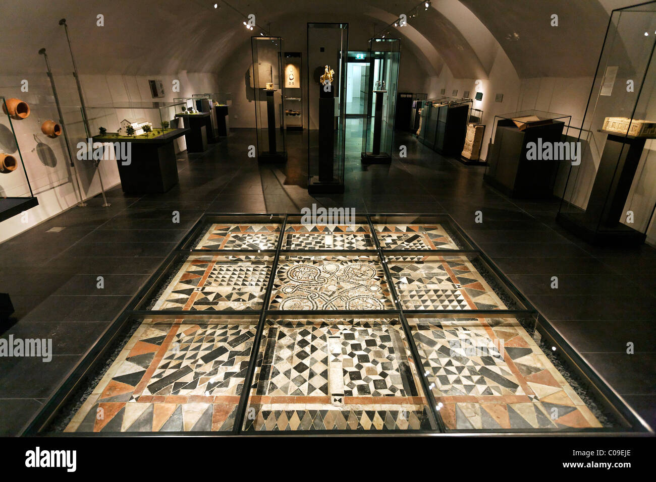 Ausstellungsraum mit einer mittelalterlichen Mosaikboden unter Glas, Klostermuseum Stiftsmuseum Museum Xanten, Xanten Stockfoto