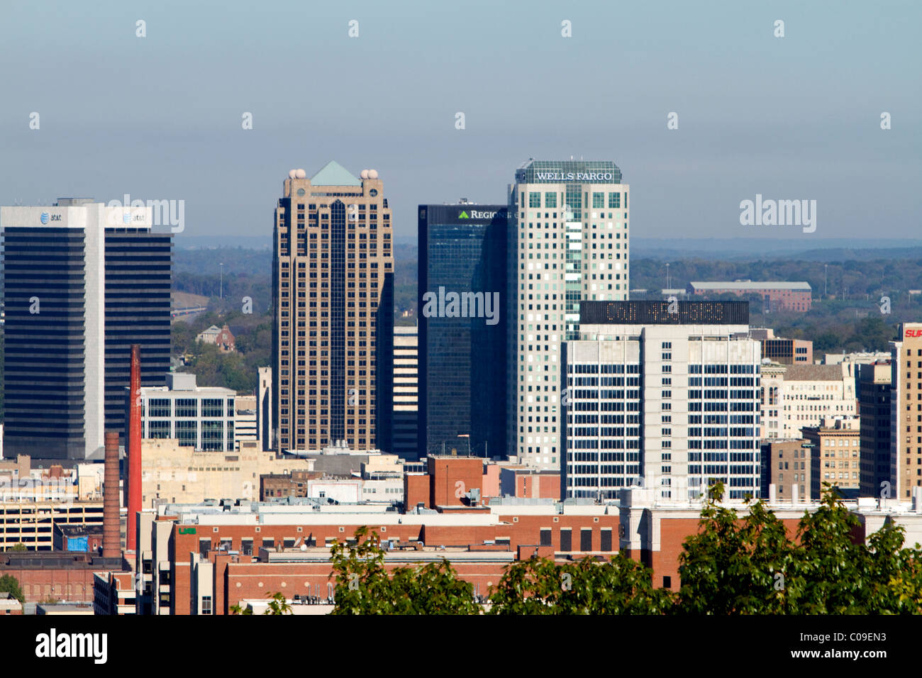 Blick auf die Stadt Birmingham entnommen Vulcan Park, Alabama, USA. Stockfoto