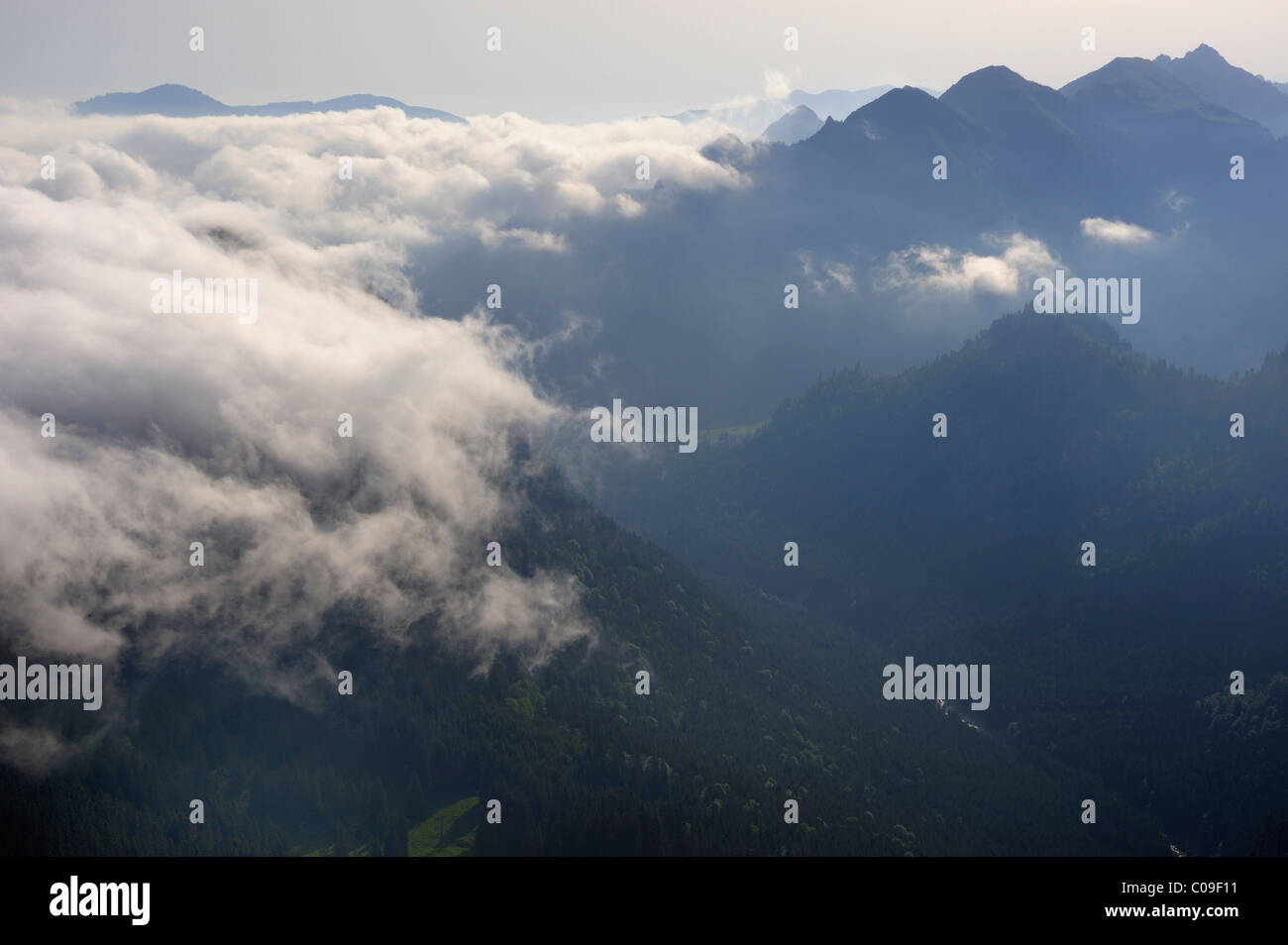 Wolke gehüllt Bergen, Füssen, Bayern, Deutschland, Europa Stockfoto