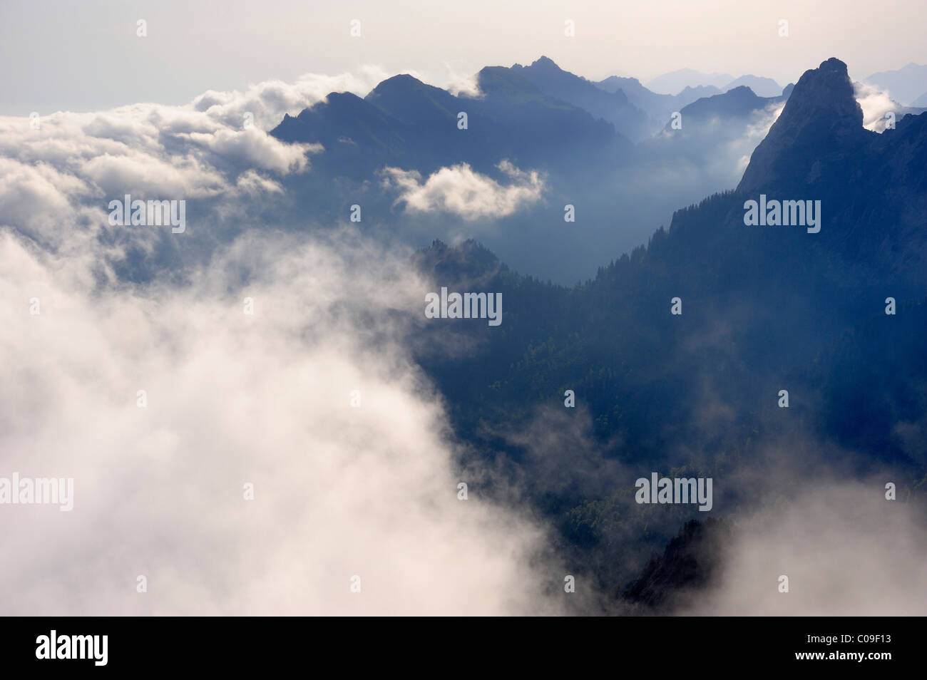 Wolke gehüllt Bergen, Füssen, Bayern, Deutschland, Europa Stockfoto