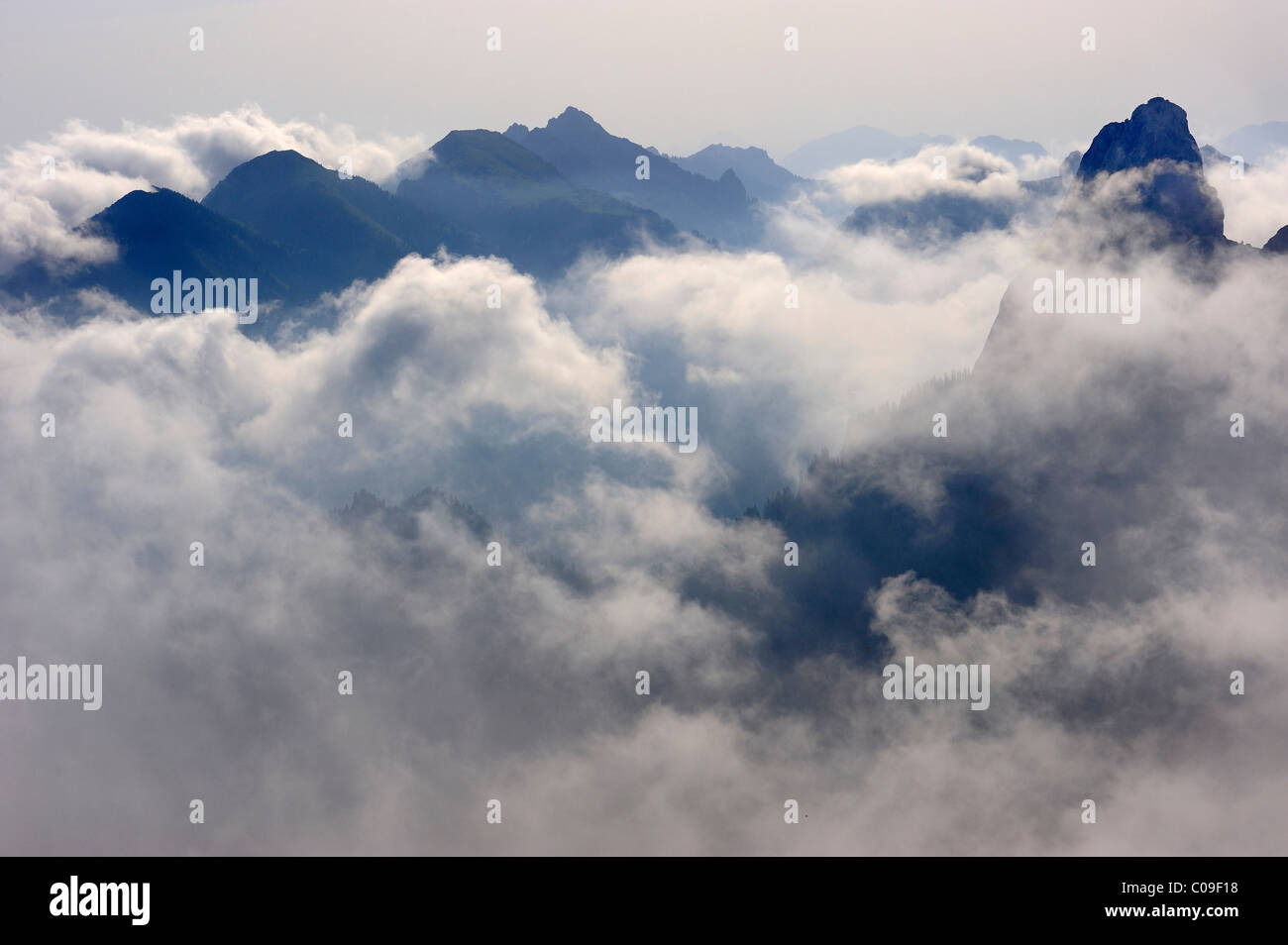 Wolke gehüllt Bergen, Füssen, Bayern, Deutschland, Europa Stockfoto