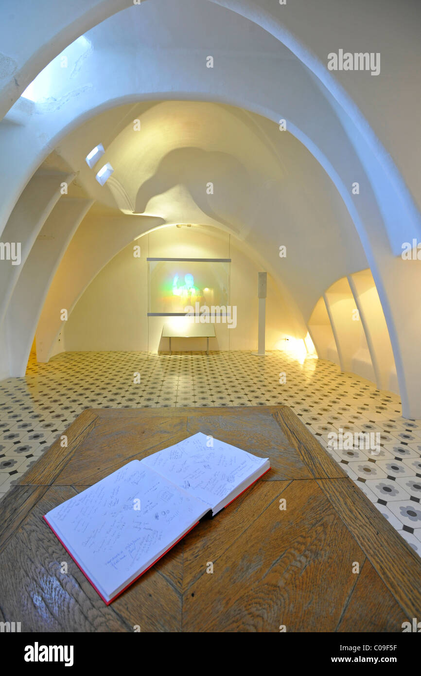 Innenansicht der Dachkammer mit Gästebuch und ein Hologramm von Gaudi, Casa Batllo Gebäude, entworfen von Antoni Gaudi Stockfoto