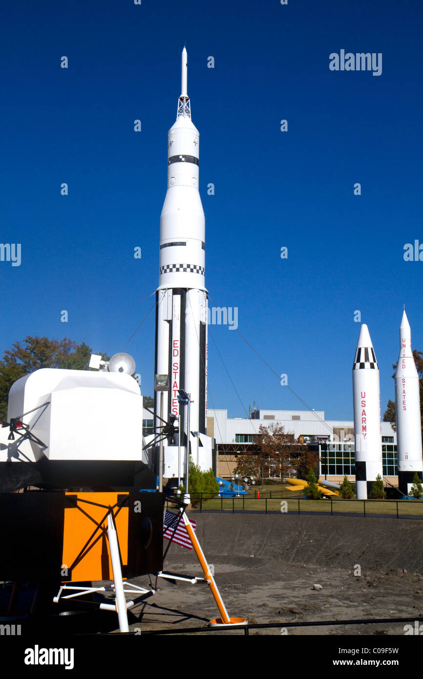 Saturn-V-Mock-up und verschiedene Raketen auf dem Display an der U.S. Space and Rocket Center befindet sich in Huntsville, Alabama, USA. Stockfoto