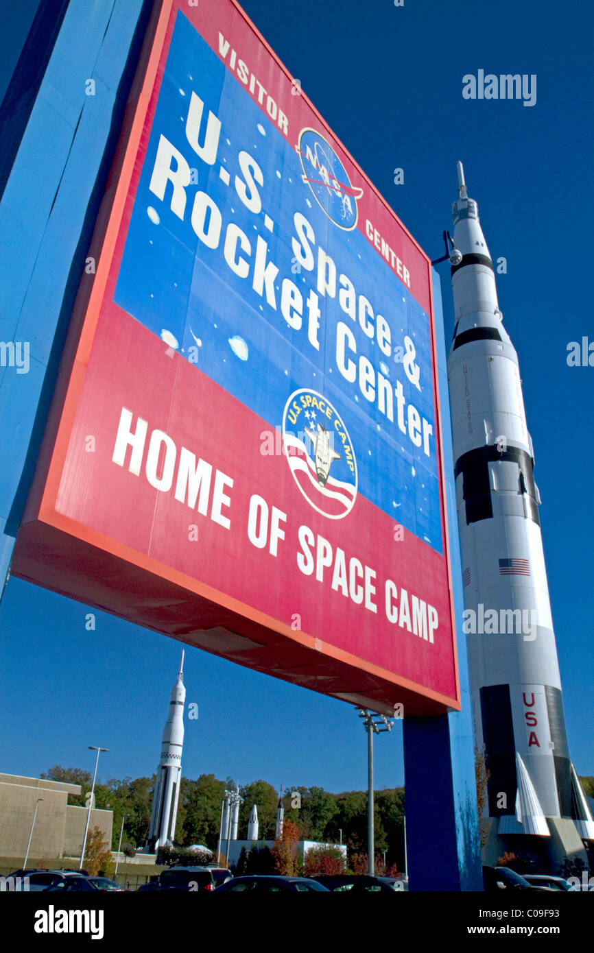 Saturn-V-Mock-up steht neben dem U.S. Space and Rocket Center Schild befindet sich in Huntsville, Alabama, USA. Stockfoto
