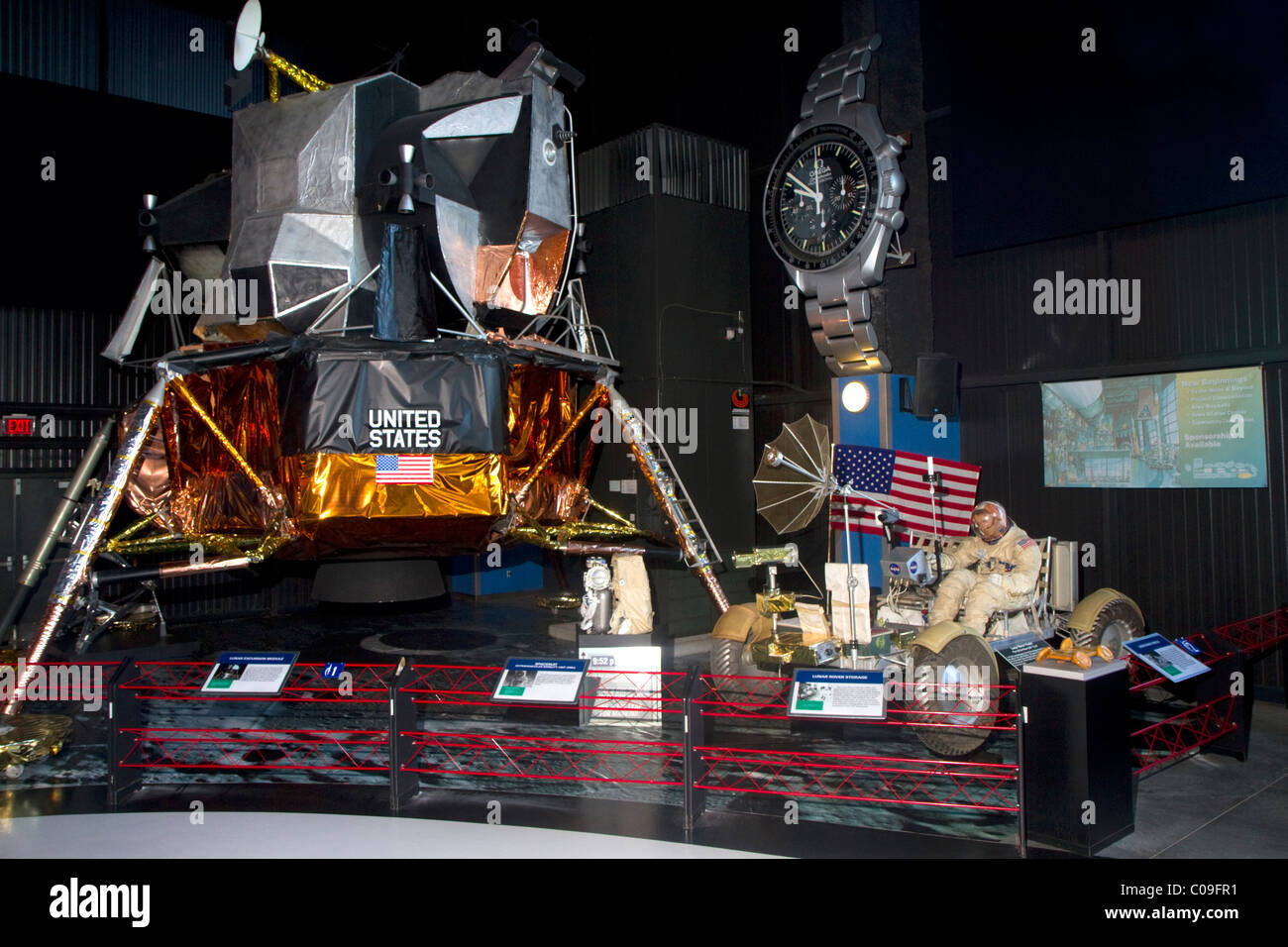 Apollo 16 Mondlandefähre Orion und Lunar Rover im U.S. Space and Rocket Center befindet sich in Huntsville, Alabama, USA. Stockfoto