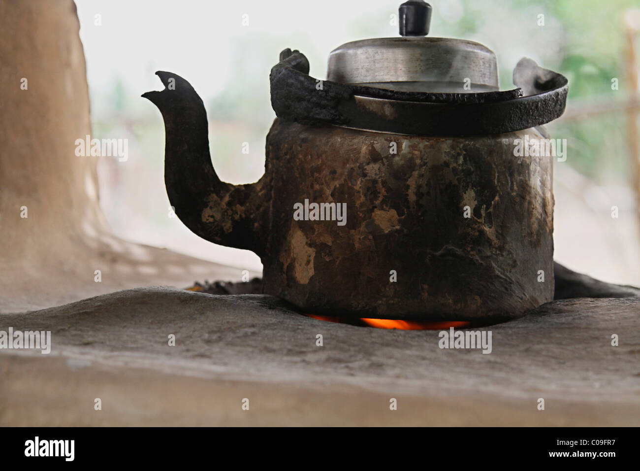 Nahaufnahme von einem Teekessel auf eine Schlamm-Herd Stockfoto