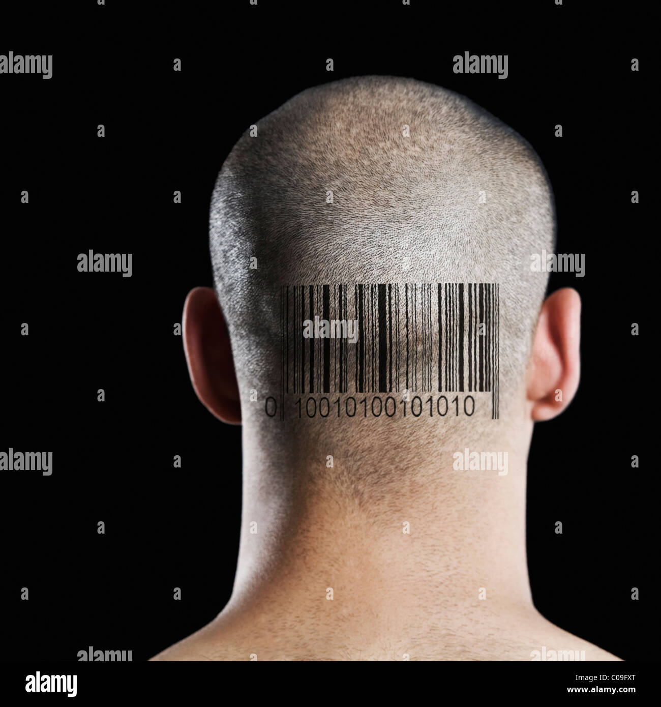 Nahaufnahme eines Mannes mit Barcode auf der Rückseite des Kopfes Stockfoto
