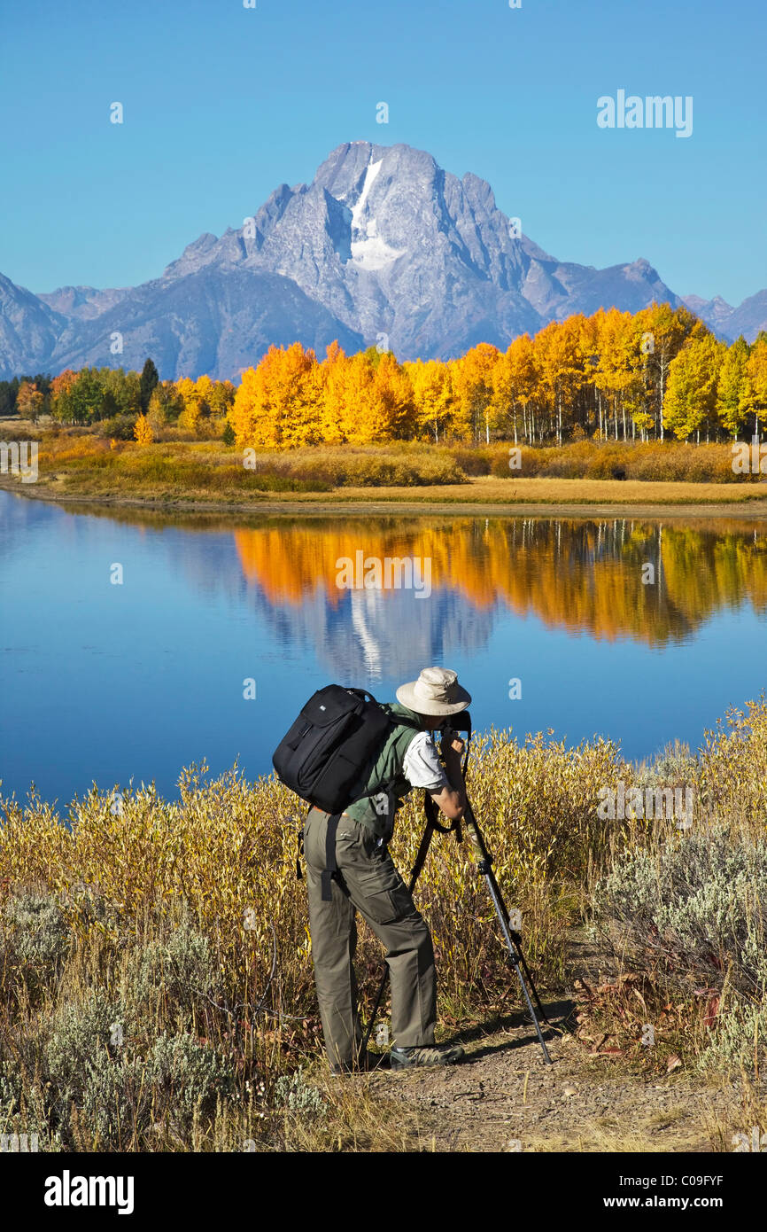 Ein Fotograf komponieren dort Schuss mit Blick auf die Oxbow Bend und den Grand Teton Stockfoto