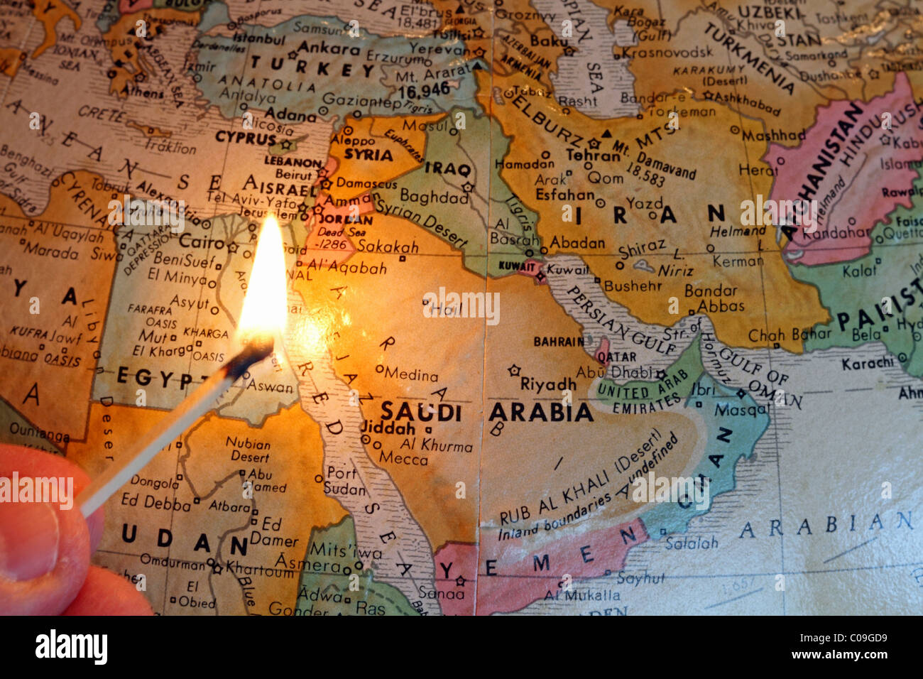 Naher Osten Karte mit einem beleuchteten Streichholz als Symbol für die Region Unruhe in Bezug auf soziale, religiöse und politische Themen. Stockfoto