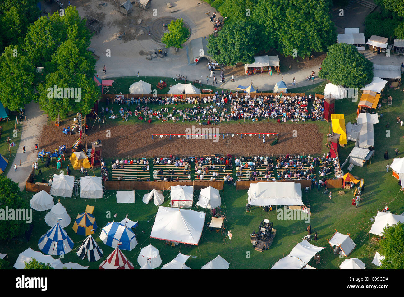 Luftaufnahme, historischer Markt mit Turnieren im Schloss Park von Schloss Broich, Mülheim an der Ruhr, Region Ruhrgebiet Stockfoto