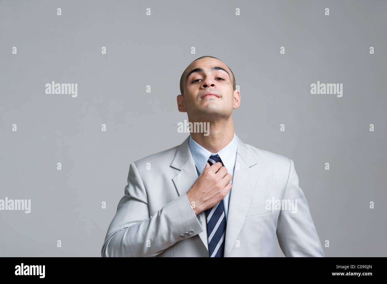 Geschäftsmann, seine Krawatte anpassen Stockfoto