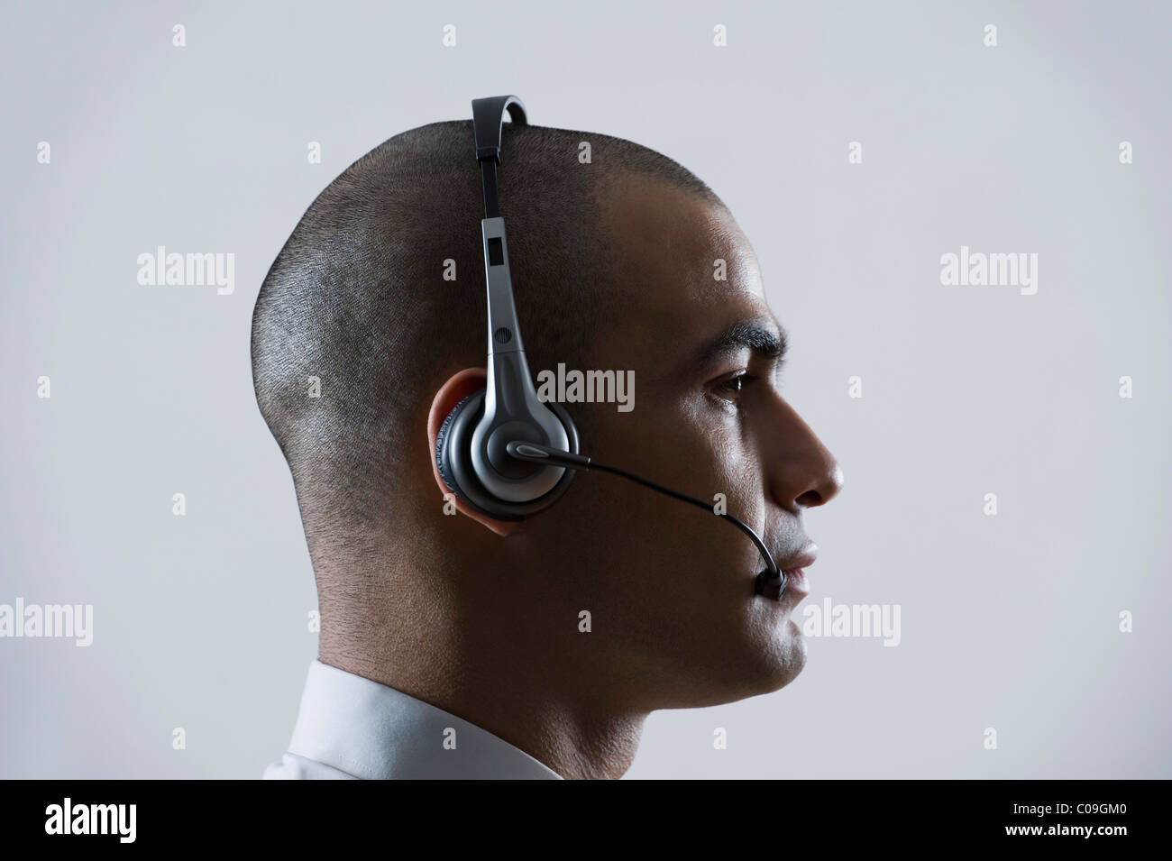 Nahaufnahme von einem Kundendienstmitarbeiter einen Kopfhörer tragen Stockfoto