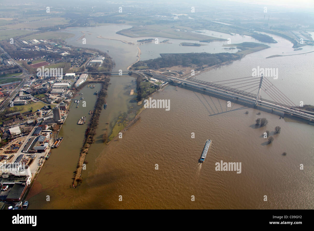 Luftaufnahme, Hochwasser, Rhein-Hochwasser an der Mündung des Flusses Lippe, Wesel, Rheinbrücke Wesel Lippe ablassen Niederrhein Region Stockfoto