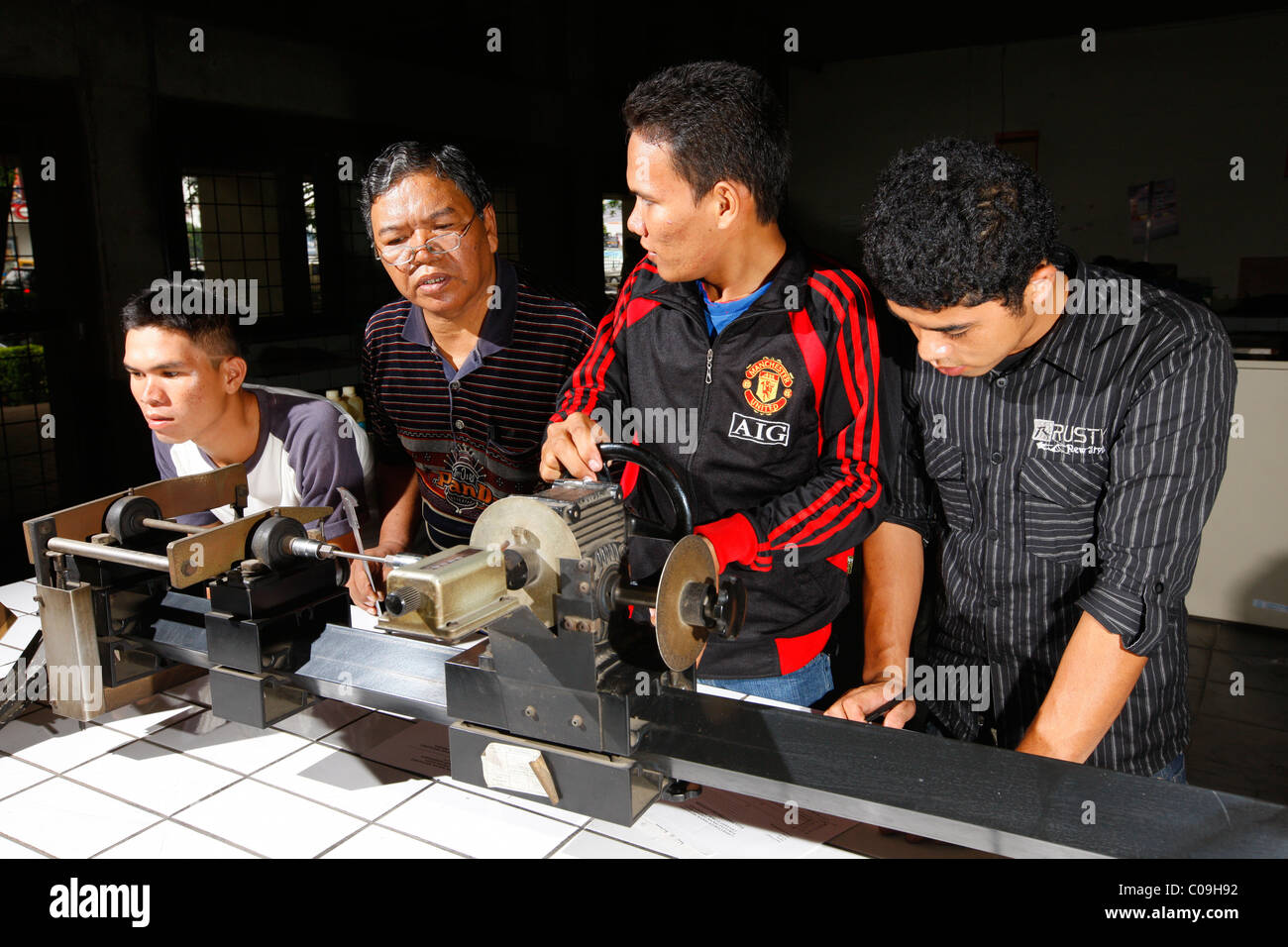 Studenten in den Maschinenraum, HKBP Nommensen Universität, Medan, Sumatra island, Indonesien, Asien Stockfoto