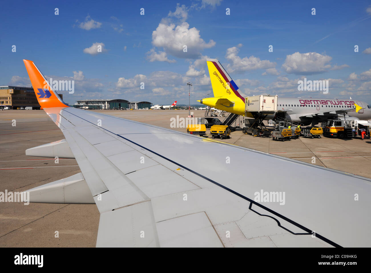 Anzeigen von Hapag-Lloyd Boeing 737-800 zu Germanwings Airbus a319 während der Betankung und Verladung des Gepäcks, Flughafen Stuttgart Stockfoto