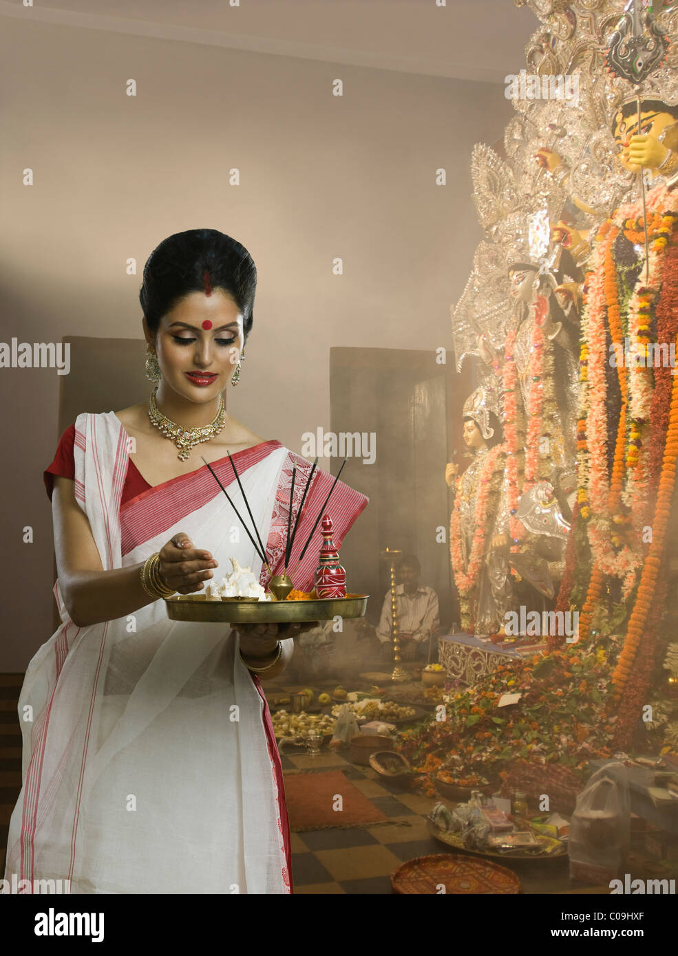 Frau hält ein Pooja Thali Durga Puja Festival Stockfoto