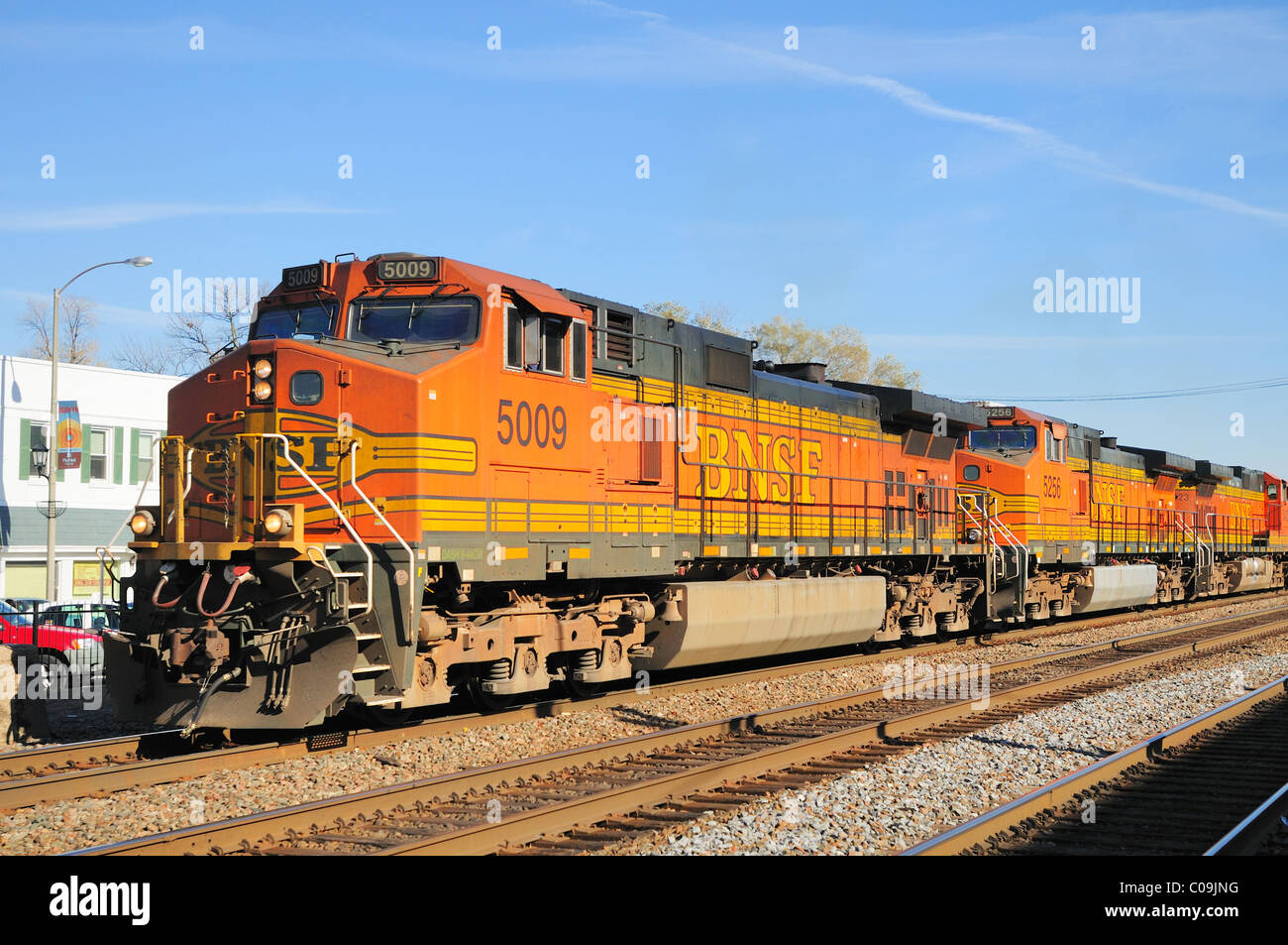 Burlington Northern Santa Fe #5009 führt einen Güterzug Richtung Westen aus der Gegend von Chicago. Berwyn, Illinois. Stockfoto