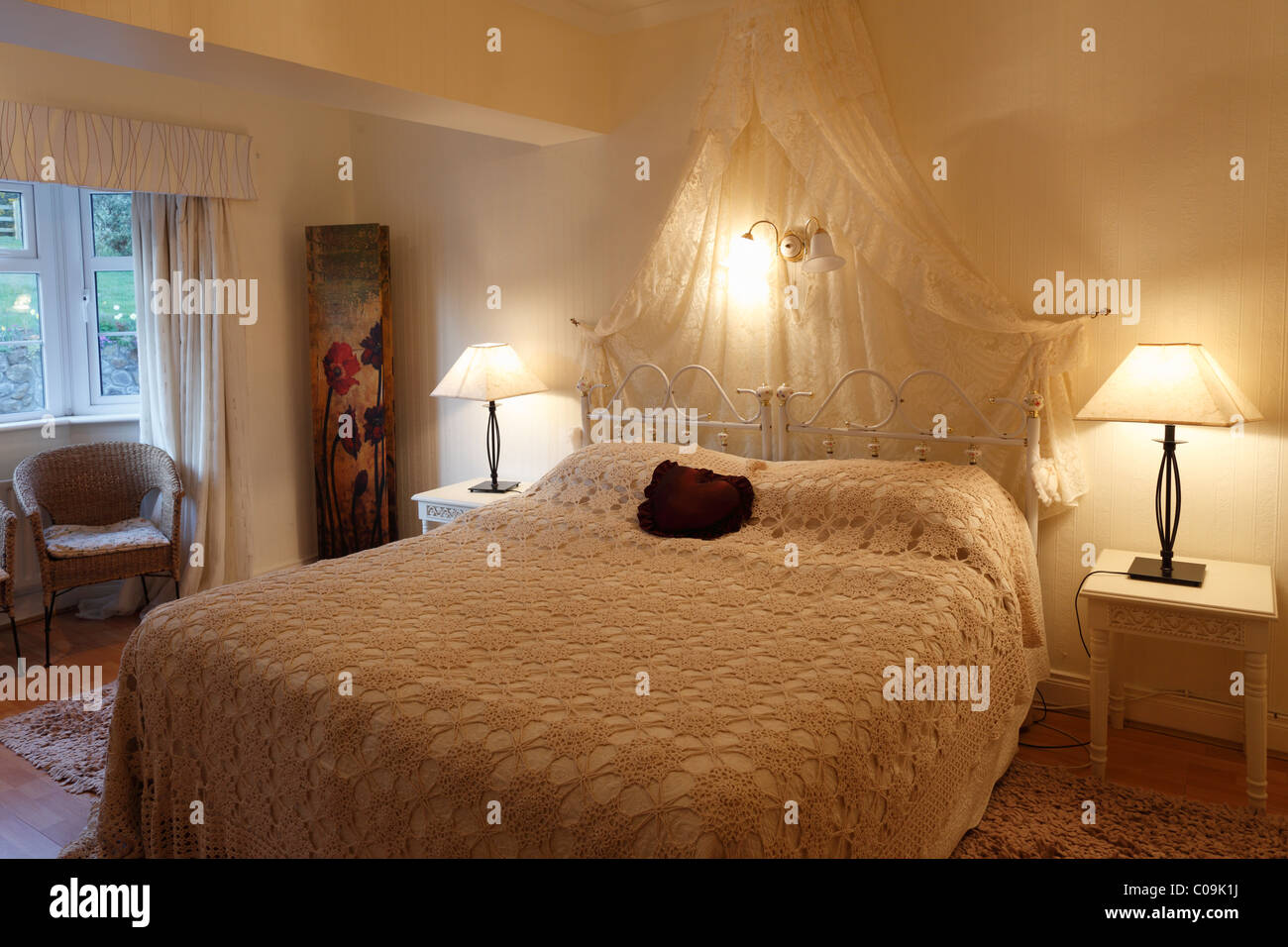 Doppelbett, Schlafzimmer im Bed &amp; Breakfast Carmels, Annamoe, County Wicklow, Irland, britische Inseln, Europa Stockfoto