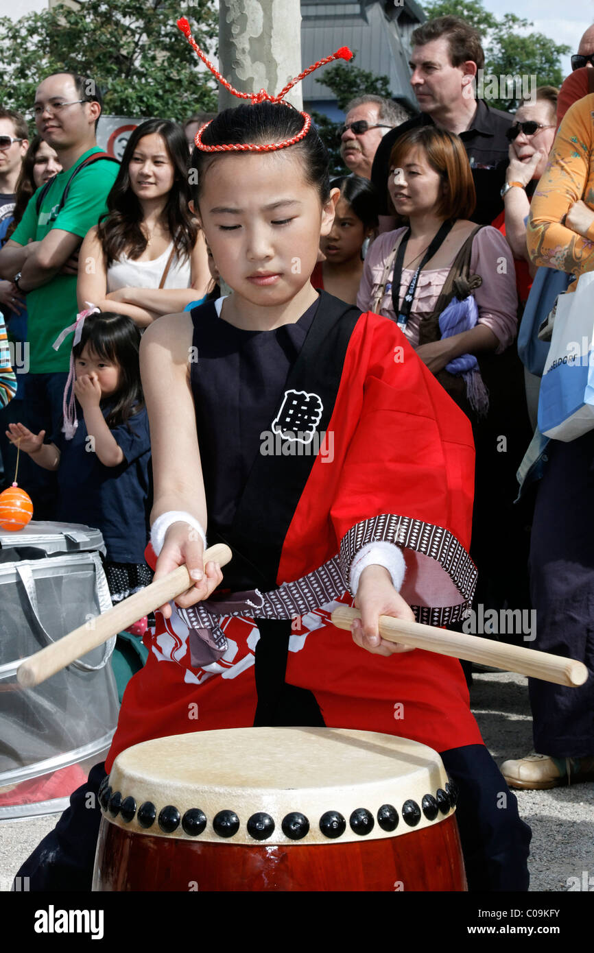 Kleine japanische Mädchen Trommeln vor einem Publikum, Japantag Japan Tag, Düsseldorf, Nordrhein-Westfalen, Deutschland, Europa Stockfoto
