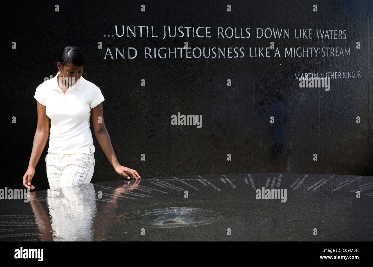 Eine junge Frau genießt die Displays vor dem Civil Rights Museum in Montgomery, Alabama. Stockfoto