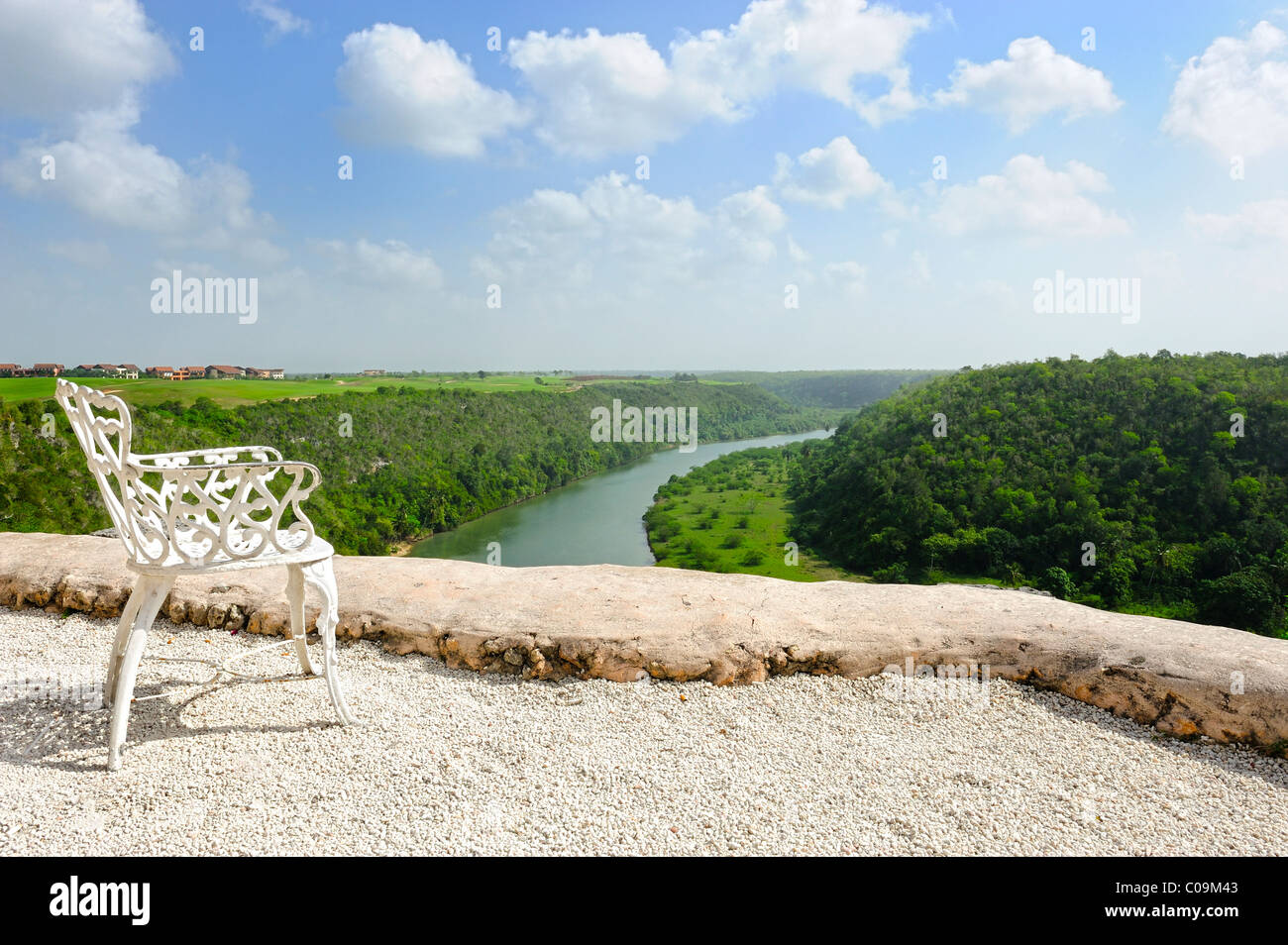 Blick von der Terrasse des Künstlers Dorf Altos de Chavon am Fluss Rio de Chavon, Dominikanische Republik, Karibik Stockfoto
