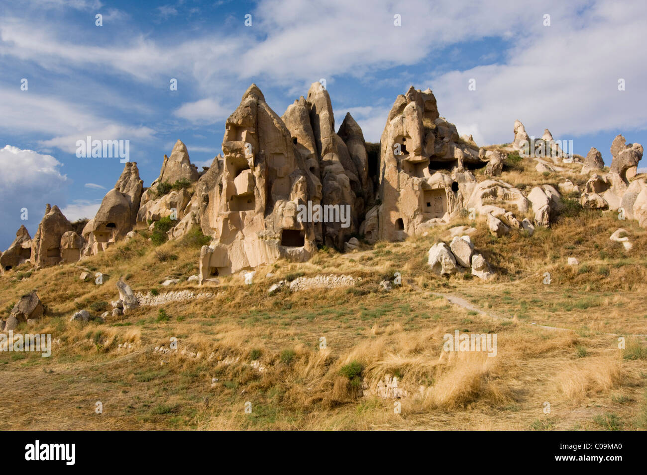 Tuffstein-Landschaft mit Höhlenwohnungen, die zum UNESCO-Weltkulturerbe, Göreme, Kappadokien, Zentral-Anatolien, Türkei, Asien Stockfoto