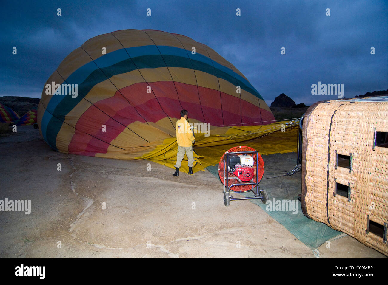 Heißluftballon, vorbereitet für einen Flug über die Tuffstein-Landschaft von der UNESCO World Heritage Site Göreme, Cappadocia Stockfoto