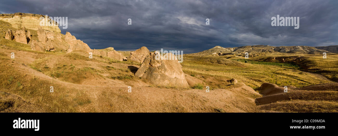 Panorama, Gewitterstimmung über Tuffstein Landschaft mit Höhle Wohnungen, Kappadokien, Anatolien, Türkei, Asien Stockfoto