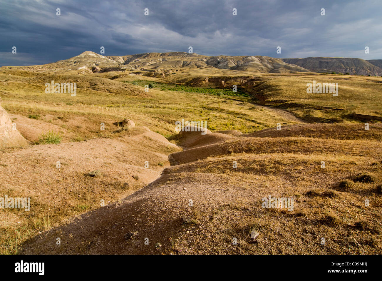 Gewitterstimmung über ein Tuffstein Landschaft, Kappadokien, Anatolien, Türkei, Zentralasien Stockfoto