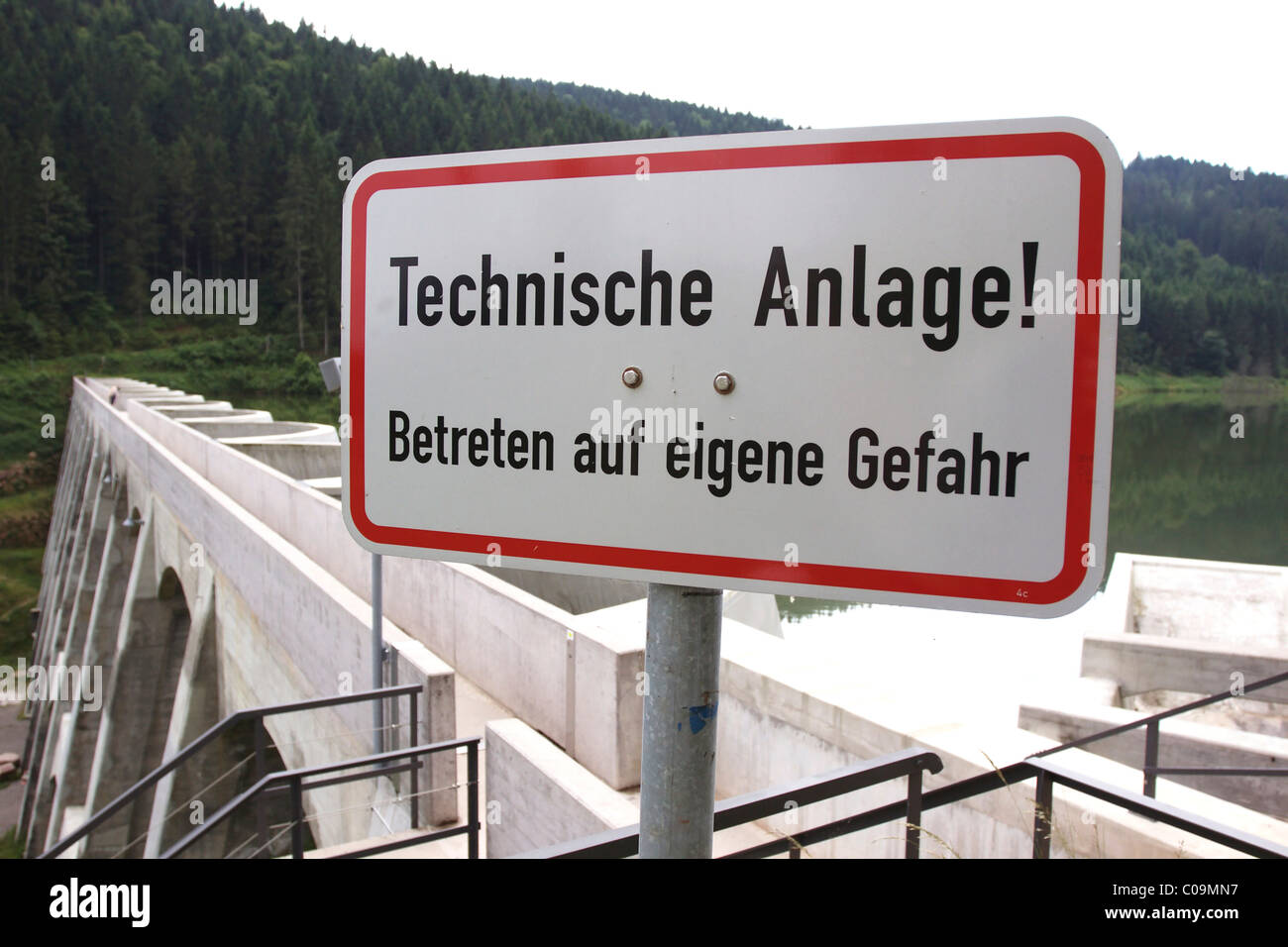 Technische Anlage, Schild an der Linachtalsperre Stausee in Furtwangen im Schwarzwald, Baden-Württemberg, Deutschland, Europa Stockfoto