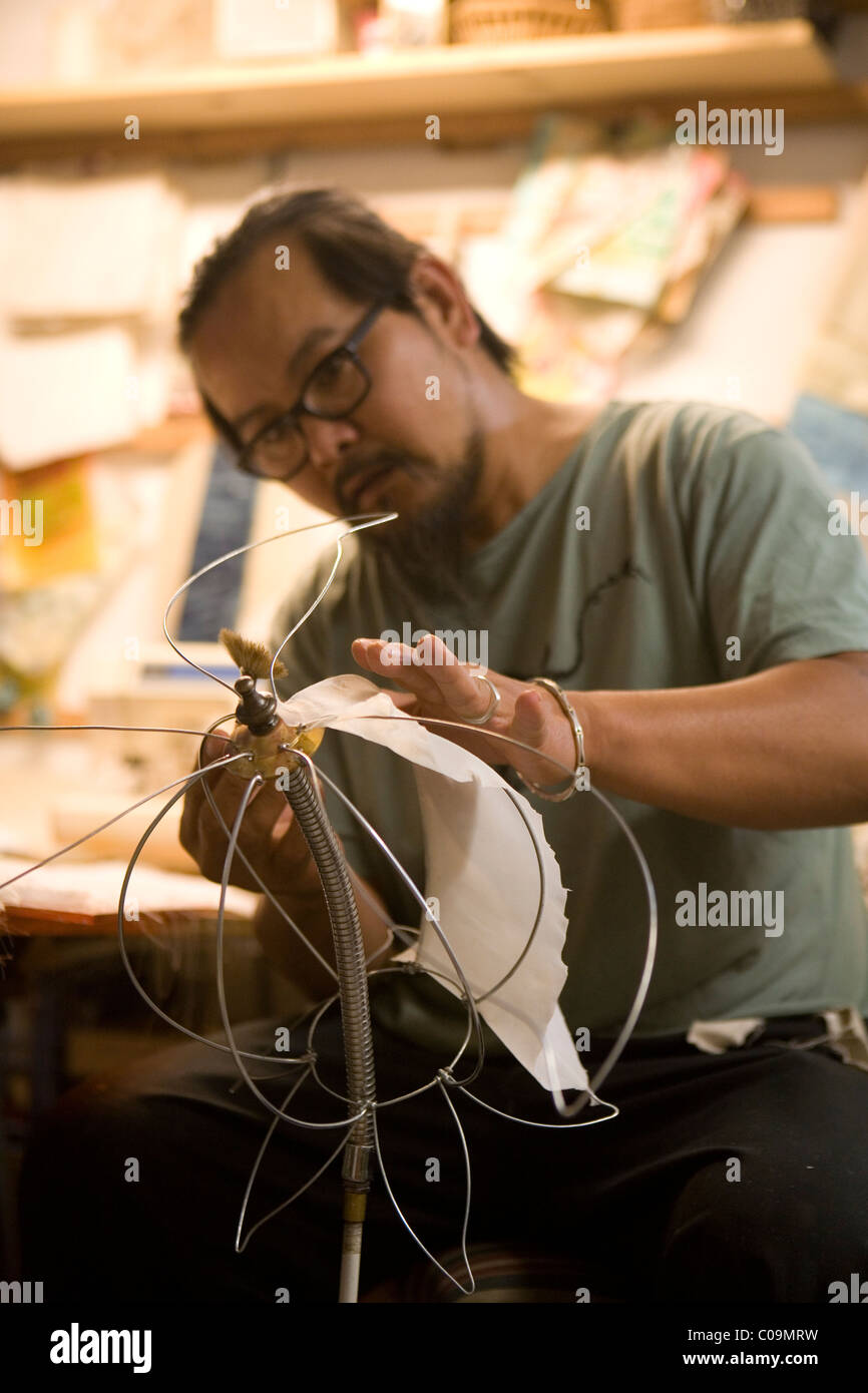 Der Mensch macht Lampen aus handgeschöpftem Papier. Stockfoto