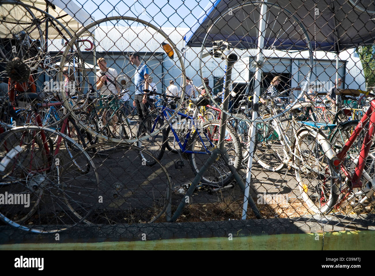 Ansicht der Käufer durch Zaun bei gebrauchten Fahrrad Swap Meet. Stockfoto