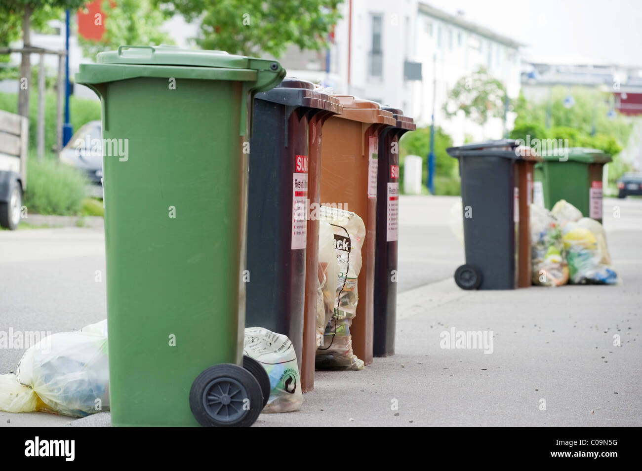 Mülltonnen und gelbe Kunststoff-Folien, Säcke für die Sammlung von wiederverwertbaren Verpackungsmaterialien in Deutschland Stockfoto