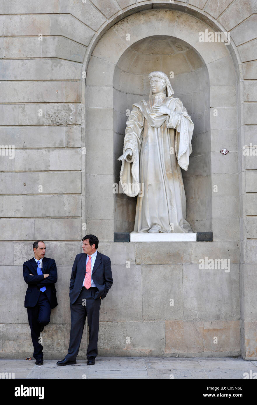 Regierungsbeamte sprechen vor einer Statue, Sitz der katalanischen Regionalregierung, Palau De La Generalitat Stockfoto