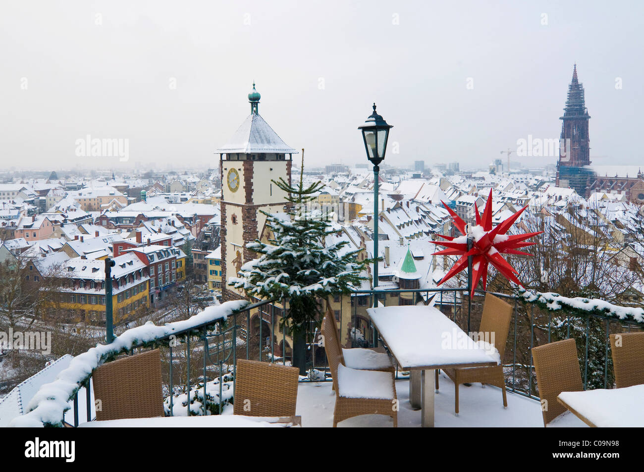 Winterliche festliche Panoramablick von der historischen Stadt von Freiburg Im Breisgau, Baden-Württemberg, Deutschland, Europa Stockfoto