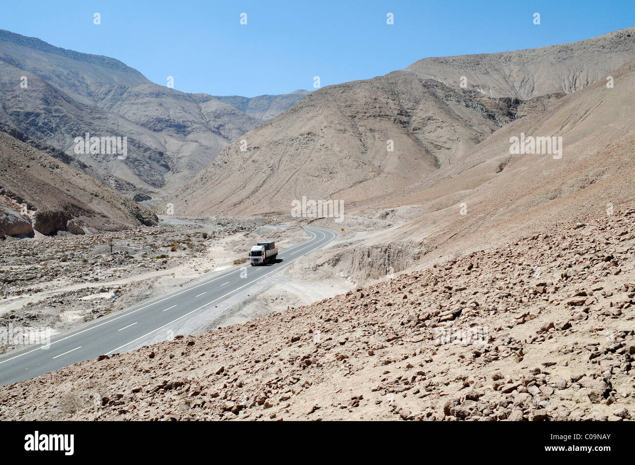 LKW, einsame Straße, Atacama-Wüste, Wüste Berge, Arica, Norte Grande, Nord-Chile, Chile, Südamerika Stockfoto