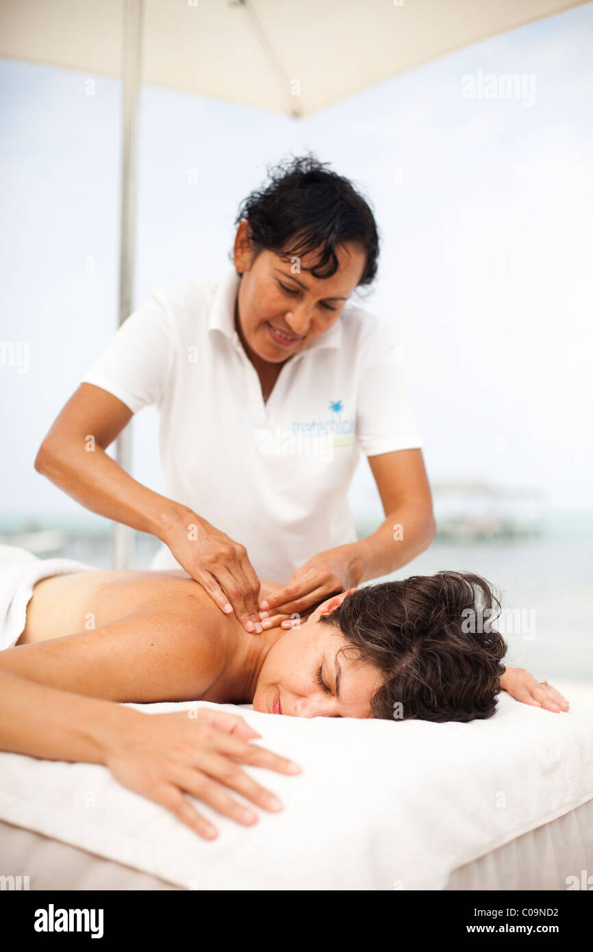 Eine Frau wird eine Fehlermeldung während des Urlaubs am Strand. Stockfoto