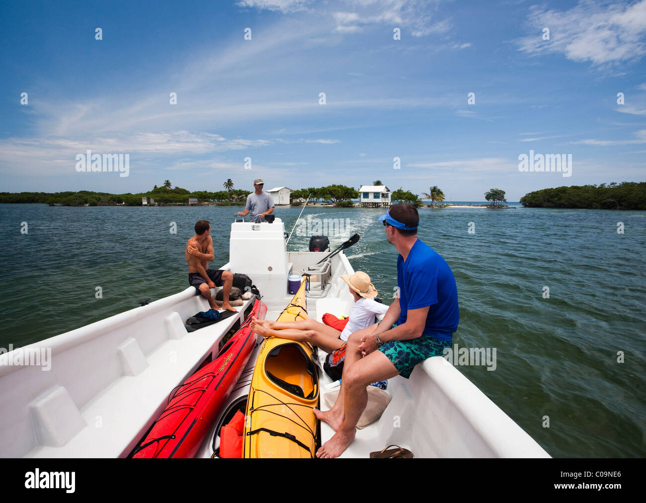 Kajakfahrer Fahrt zum Meer in ein Motorboot in Belize Ambergris Cay. Stockfoto