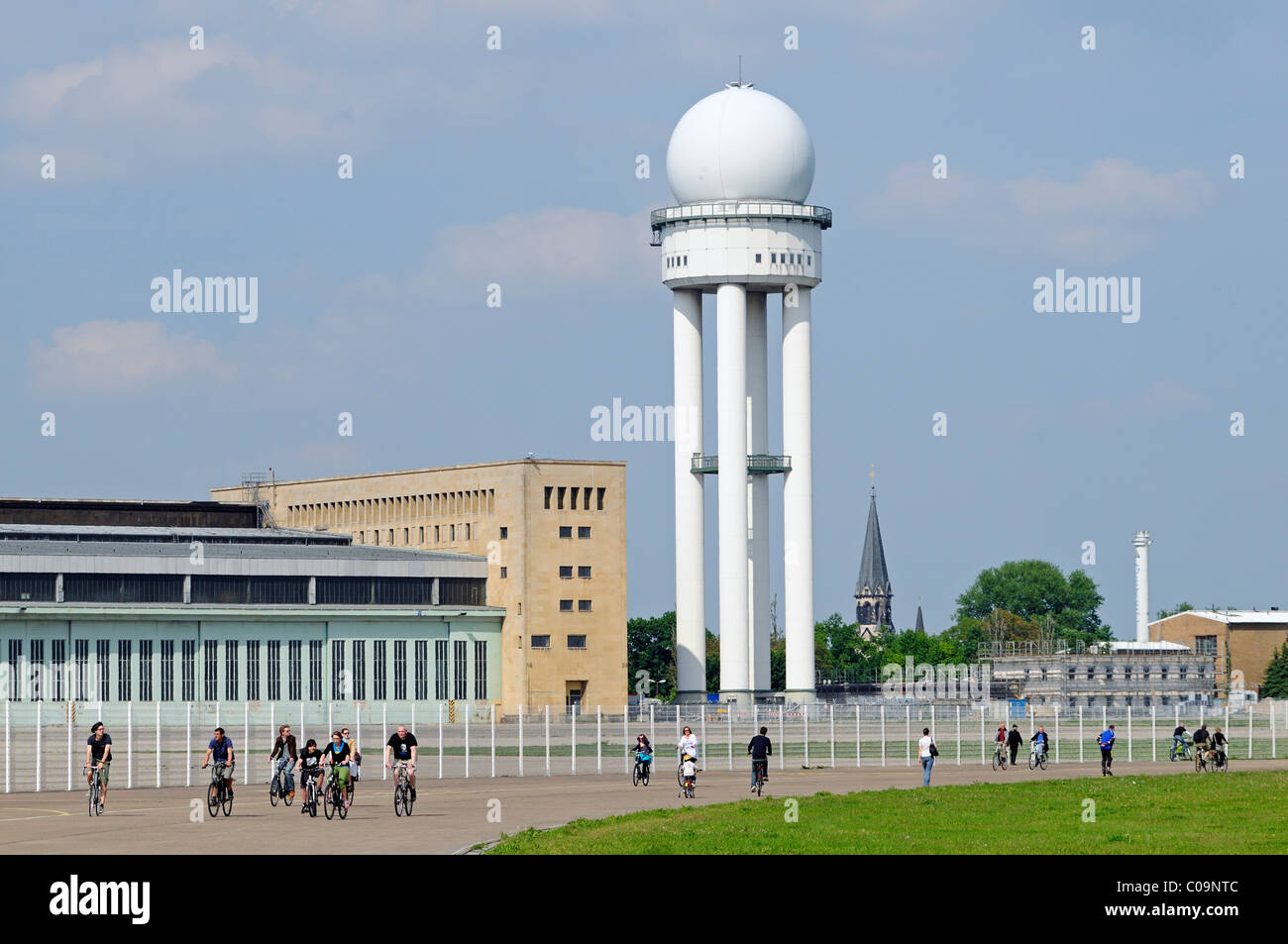 Radar Tower des Flughafens Tempelhof, Tempelhofer Feld zwischen Tempelhof, Neukölln im Mai 2010 der Öffentlichkeit übergeben und Stockfoto