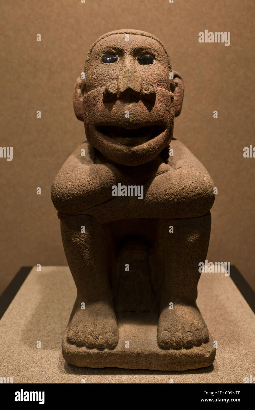 Statue der Mexica oder aztekischen Gott von der Wind-Ehécatl mit Vogel Maske in dem Nationalmuseum für Anthropologie in Mexiko-Stadt dargestellt. Stockfoto