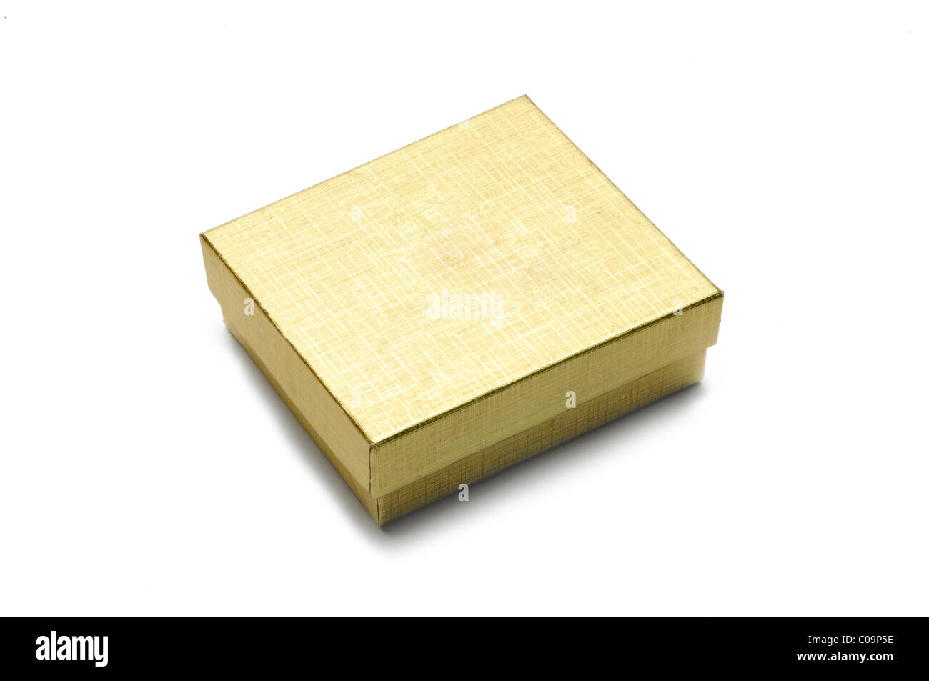kleine Geschenkbox gold auf weiß. Stockfoto