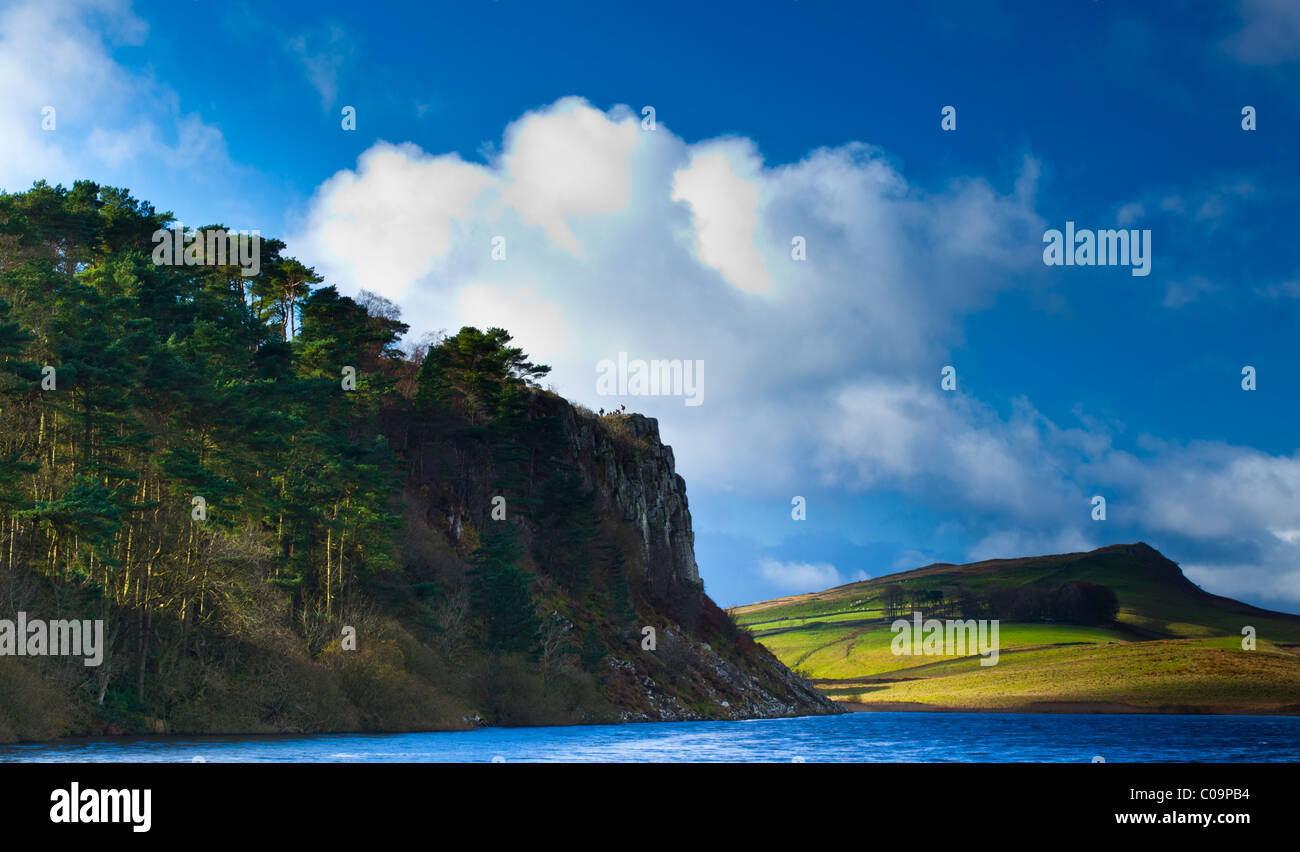 England, Northumberland, der Hadrianswall. Crag Lough und die große Whin Sill Stockfoto