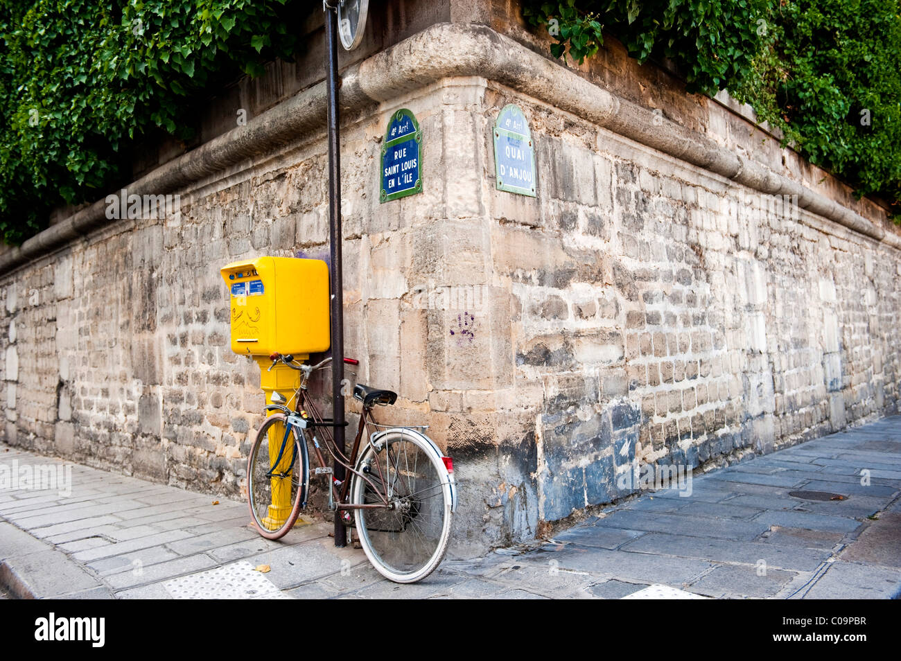 Fahrrad an einer Straßenecke, Rue Saint-Louis En l ' Ile auf der Ile de Saint Louis, Paris, Ile de France Region, Frankreich, Europa Stockfoto